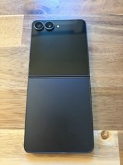 Samsung Galaxy Z Flip7 5G SM-F766U1 (Unlocked) 512GB Black SMALL INNER LCD SPOTS