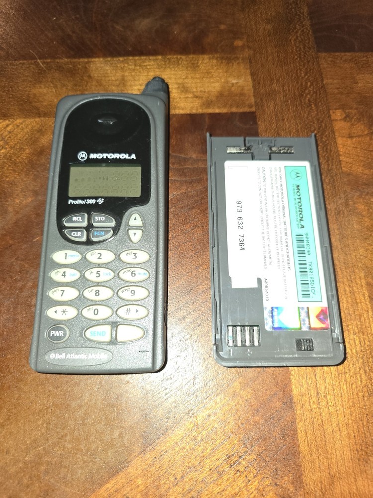 Motorola Profile 300 CellSTAR Cell Phone with Ni Cd Battery and Antenna