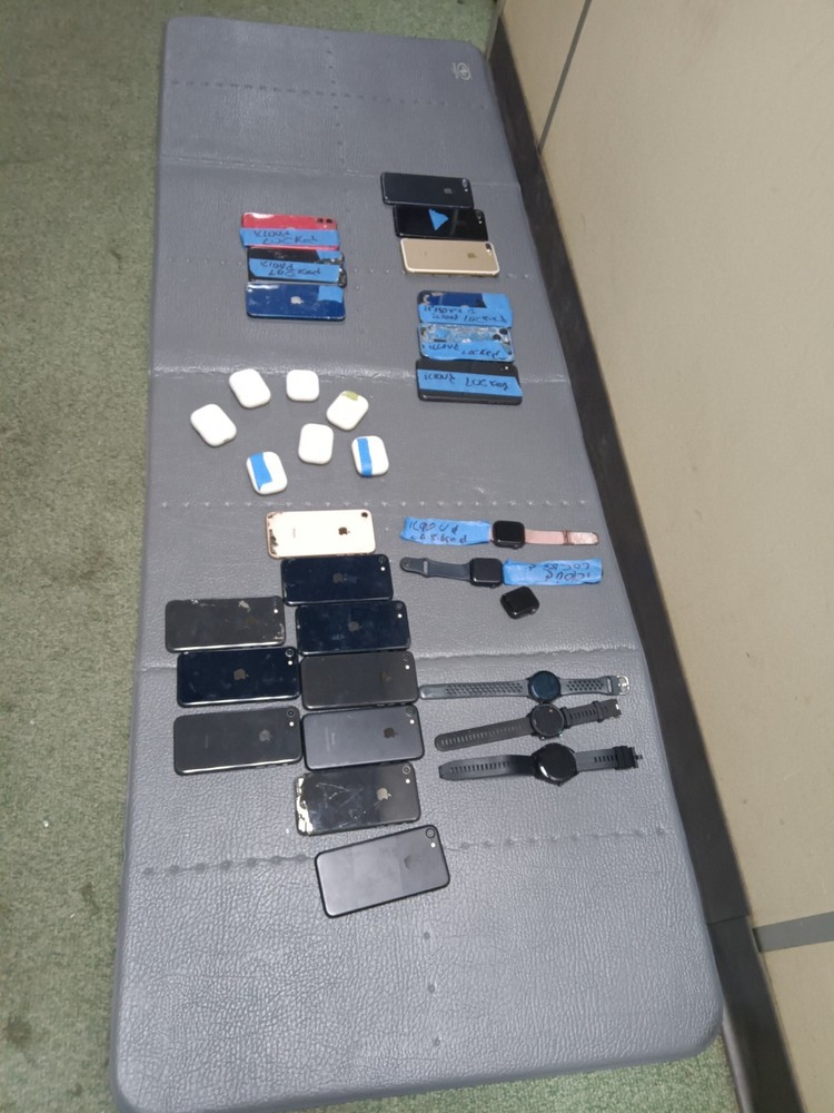 Apple iPhones Mix Lot Of 32 . Not Working Samsung Watch…Not Working As Is