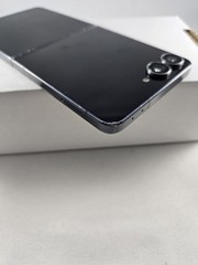 Samsung Galaxy Z Flip 7 – 256GB – (Carrier Unlocked) – Jet Black