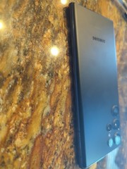 Samsung Galaxy S22 Ultra SM-S908U Xfinity Locked 128GB w/ chargers bundle