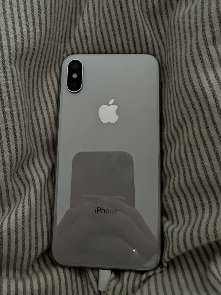 Apple iPhone X – 64GB – Silver (Unlocked) A1865 (CDMA + GSM)
