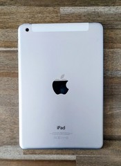 White/Gold Apple ipad and iphones -Lot of 3 For Parts or Repair (All Power On)