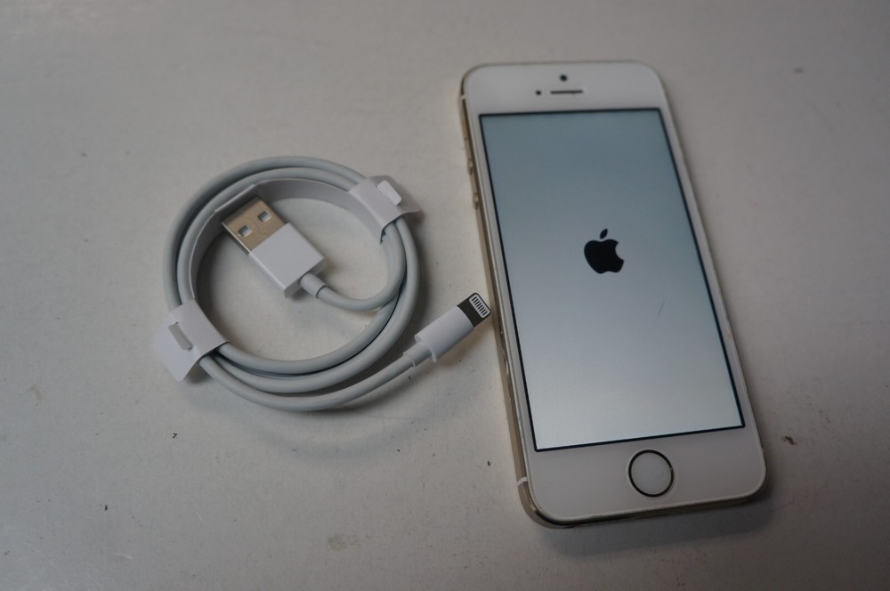 Apple iPhone 5S – 32GB -Silver (Unlocked) A1533 FREE BUNDLE & SHIPPING