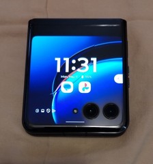 Motorola Moto Razr Plus 2023/black/256gb/AT&T Only —Fully Functional, 4 Issues**