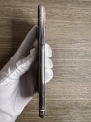 Apple iPhone X – 64GB – Silver (Unlocked) A1865 (CDMA + GSM)