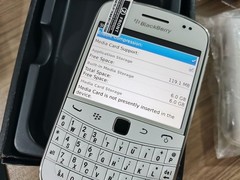 BLACKBERRY 9900 BOLD – 8 GB – Black / White 3G (Unlocked) Free Shipping XMAS