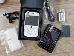BLACKBERRY 9900 BOLD – 8 GB – Black / White 3G (Unlocked) Free Shipping XMAS