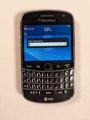 Blackberry Bold 9900 Mobile Phone AT&T Powers On READ