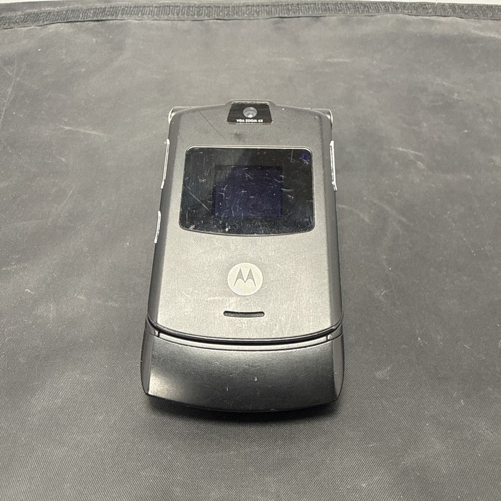 Motorola RAZR / Razor V3 – Black and Silver Cellular Flip Phone