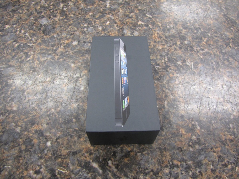 Apple iPhone 5 A1428 – 32GB – Black (Unlocked) in original box – factory reset