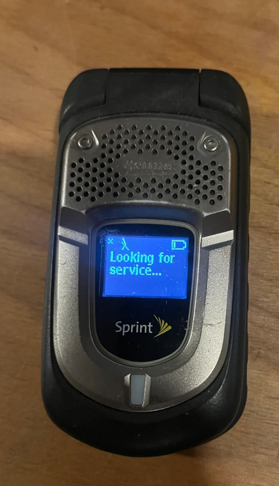 Kyocera DuraXT E4277 – Black and Silver ( Sprint ) Cellular Flip Phone