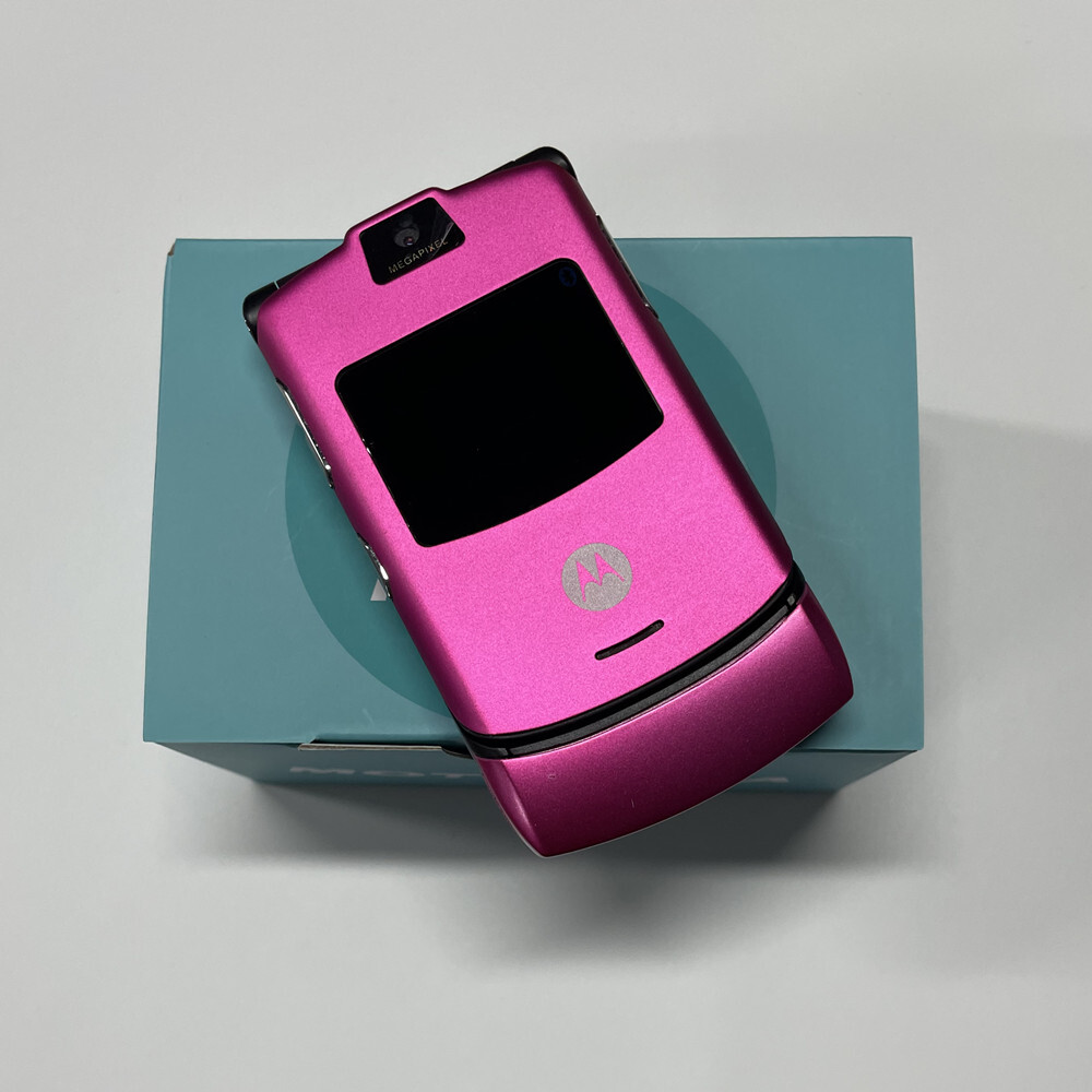Motorola RAZR V3 Unlocked Flip GSM 850 /900 /1800 /1900 Bluetooth Mobile Phone