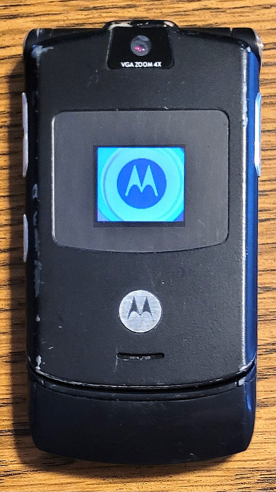 Motorola RAZR V3 – Black ( Unlocked ) Very Rare International GSM Flip Phone