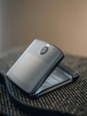 Motorola Razr 2019 (XT2000) Black/Gold 128GB Unlocked GSM Flip Smartphone