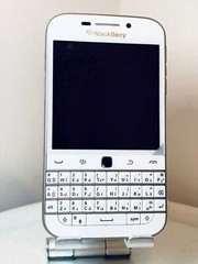 BLACKBERRY CLASSIC Q20 (UNLOCKED)+ (WHITE/ black COLOR) !! GOOD DEAL !!!
