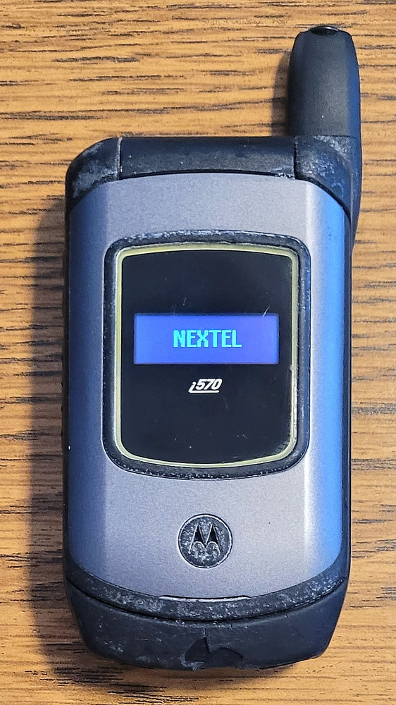Motorola i series i570 – Gray ( Nextel ) Very Rare iDEN Push2Talk Flip Phone