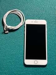 Apple iPhone 8 Plus – 64GB – Silver unlocked A1864 (CDMA + GSM)