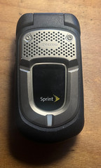 Kyocera DuraXT E4277 – Black and Silver ( Sprint ) Cellular Flip Phone