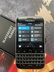 BlackBerry Classic Q20 SQC100-4 16 GB – (Unlocked) 4G Qwerty Keyboard Phone GIFT