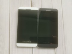 BlackBerry Z10 16GB-Unlocked GSM 4G Cell Phone Black / White (Single SIM) phone