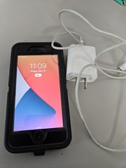 iPhone SE (2nd Generation) 64 GB With Steelseries Nimbus Wireless Controller