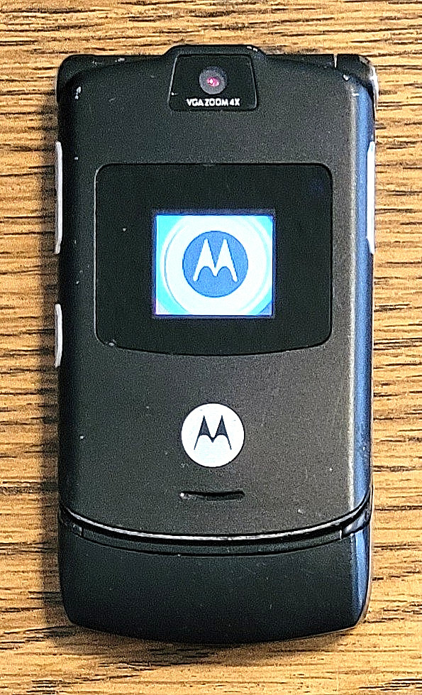 Motorola RAZR / Razor V3 – Black ( Unlocked ) Rare International GSM Flip Phone