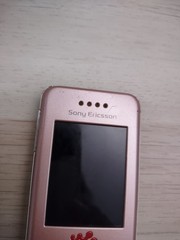 Sony Ericson Walkman W580i Metro Pink