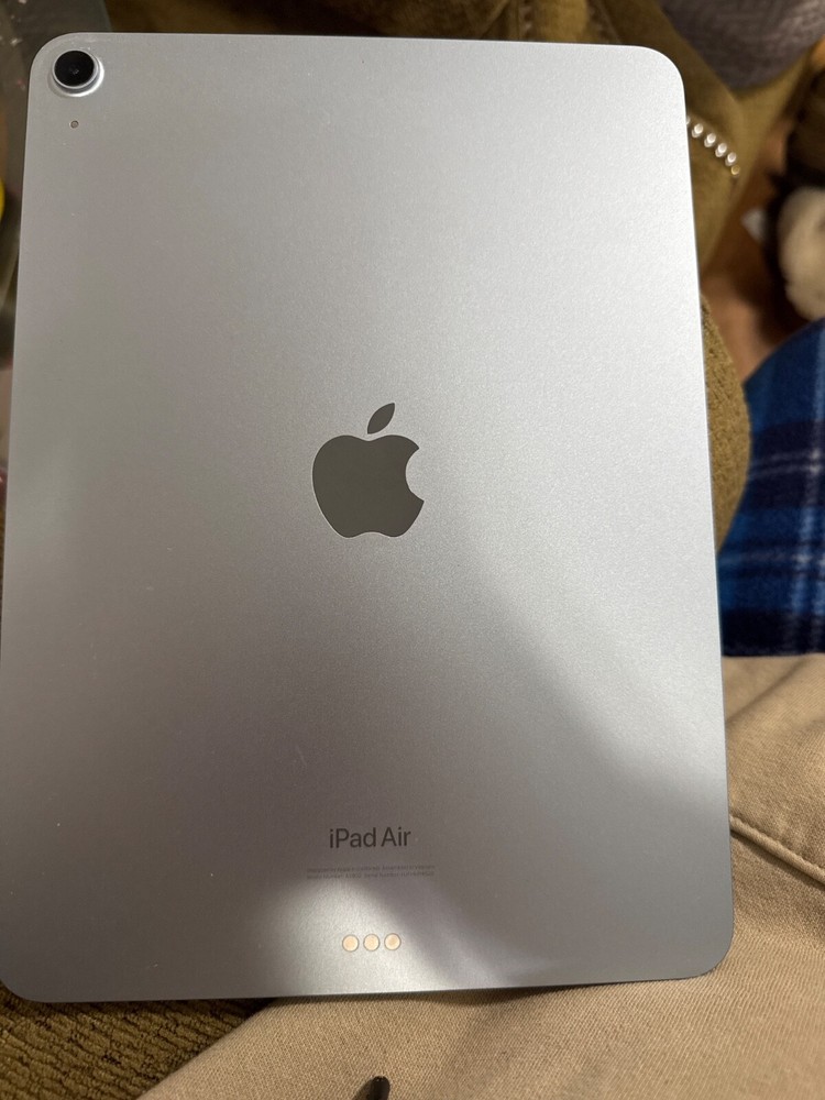 2024 IPAD AIR 11in M2 with tiktok, capcut, and tiktok studios blue 128GB