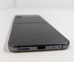 Samsung Galaxy Z Flip4 – 128GB – Unlocked – Graphite – DARK SPOT ON TOP – 12326