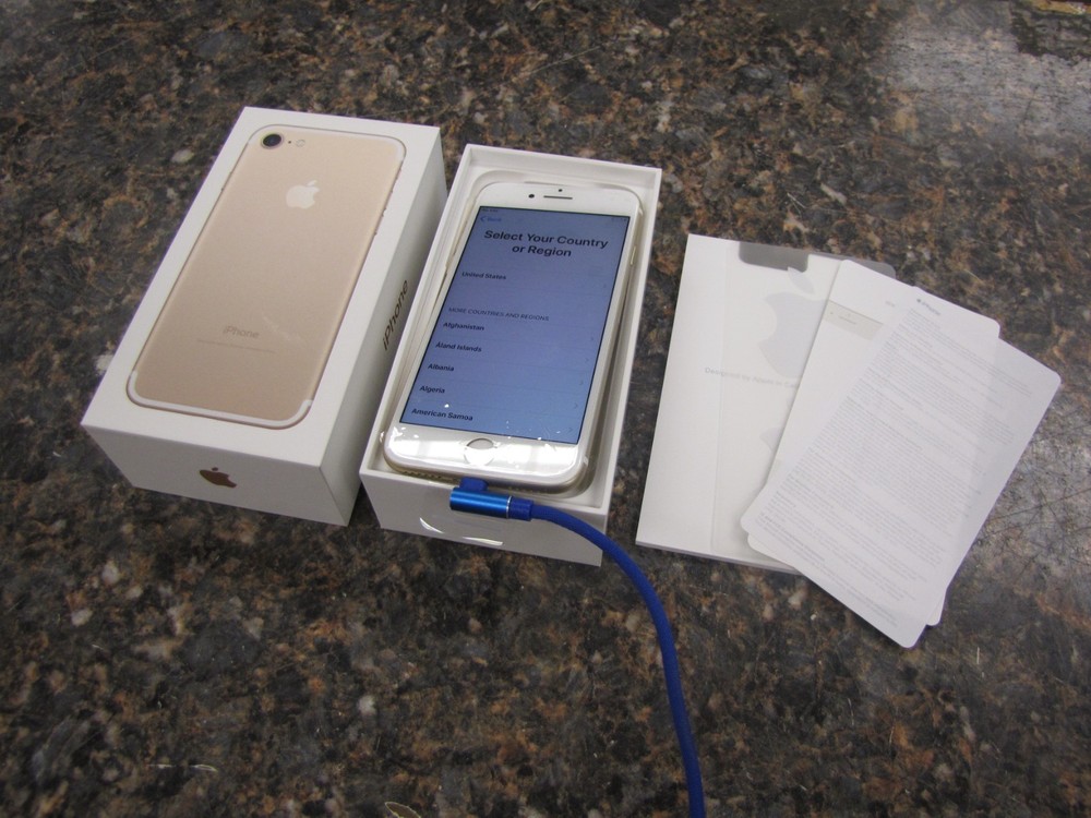 Apple iPhone 7 Gold UNLOCKED A1778 in original box – Reset – great condition