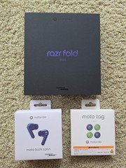Motorola Razr fold 2026 16G – 512GB Unlocked – Blackened Blue WITH EXTRAS