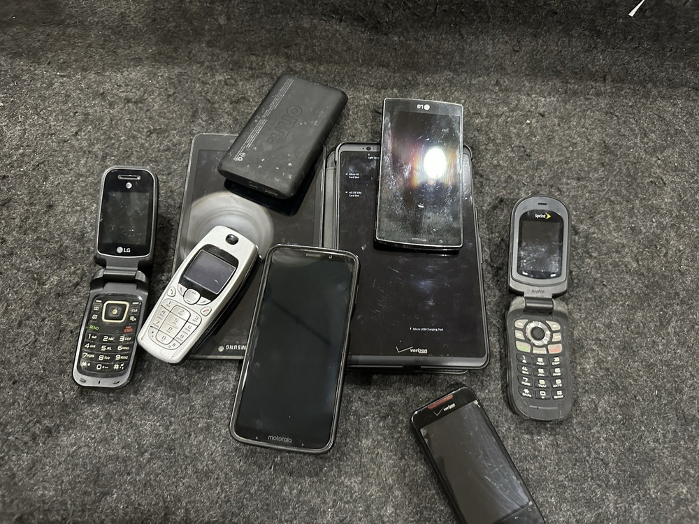 Lot Assorted Verizon iPhones Untested electronics pads phones flip flop