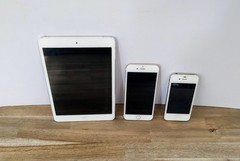 White/Gold Apple ipad and iphones -Lot of 3 For Parts or Repair (All Power On)