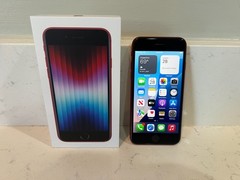 Apple iPhone SE (2022) – 64 GB – Product Red (AT&T) Screen Scratched – With Box