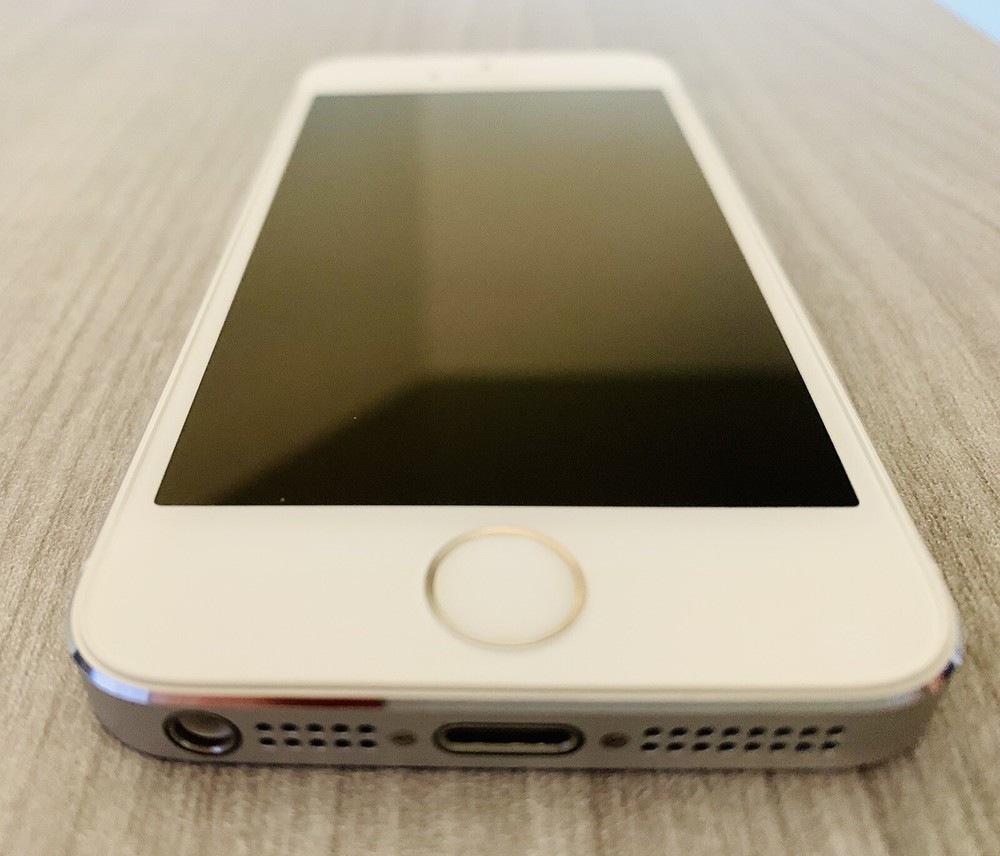 Apple iPhone 5S- 16GB – SILVER – PERFECT CONDITION (Unlocked)