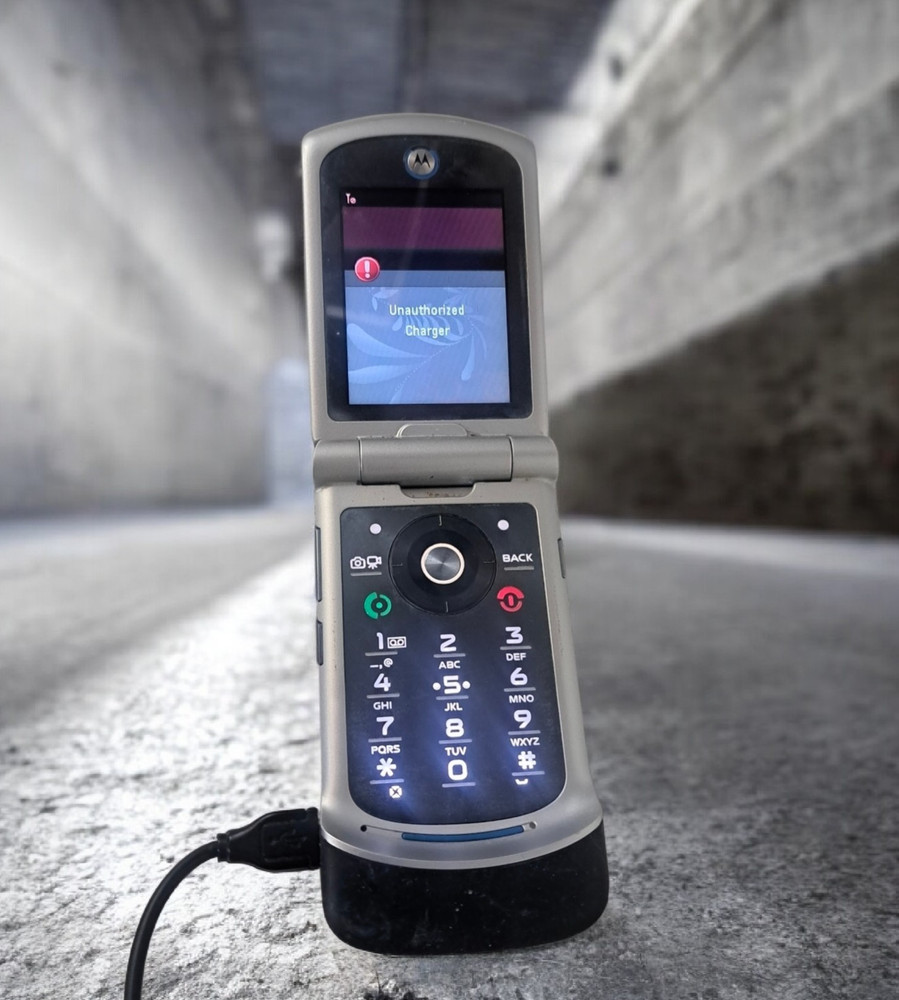 Motorola RAZR VE20 Flip Cellular Phone Black Silver 2.0 MP 2.2″ TFT Color Screen