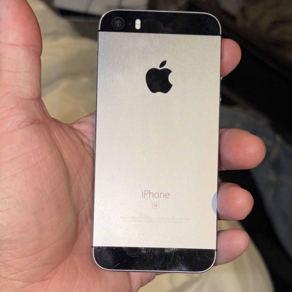 Apple iPhone SE Smartphone Silver Black 12MP 4.0in Lightning Single SIM