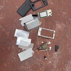 random ahh phone i took apart