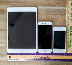 White/Gold Apple ipad and iphones -Lot of 3 For Parts or Repair (All Power On)