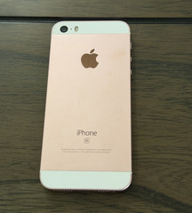Apple iPhone SE Pink For Parts/Not Working. bad battery couldn’t test SOLD AS IS