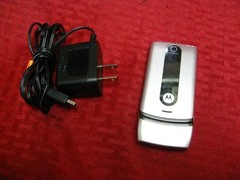 Motorola Tracfone W376g Silver Flip Phone & chargerbundle powers up No Service