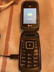 LG B470 Flip Phone – AT&T, 3G / 2G, complete.