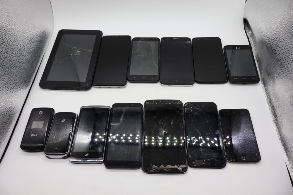 Lot Of 13 Mixed Android Apple Cell Phones or For Parts Only LG SAMSUNG IPHONE