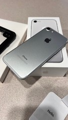 Apple iPhone 7 128GB Unlocked Silver, Excellent Condition! Accessories included!
