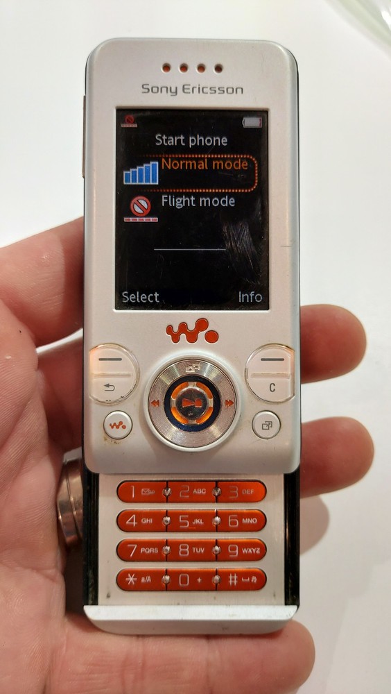 1483.Sony Ericsson W580 Very Rare – For Collectors – Unlocked