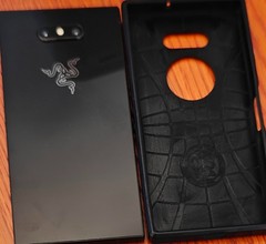 Razer Phone 2 – 64 GB (Unlocked) **PLEASE READ – BAD BATTERY**