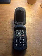 Kyocera DuraXT E4277 – Black and Silver ( Sprint ) Cellular Flip Phone