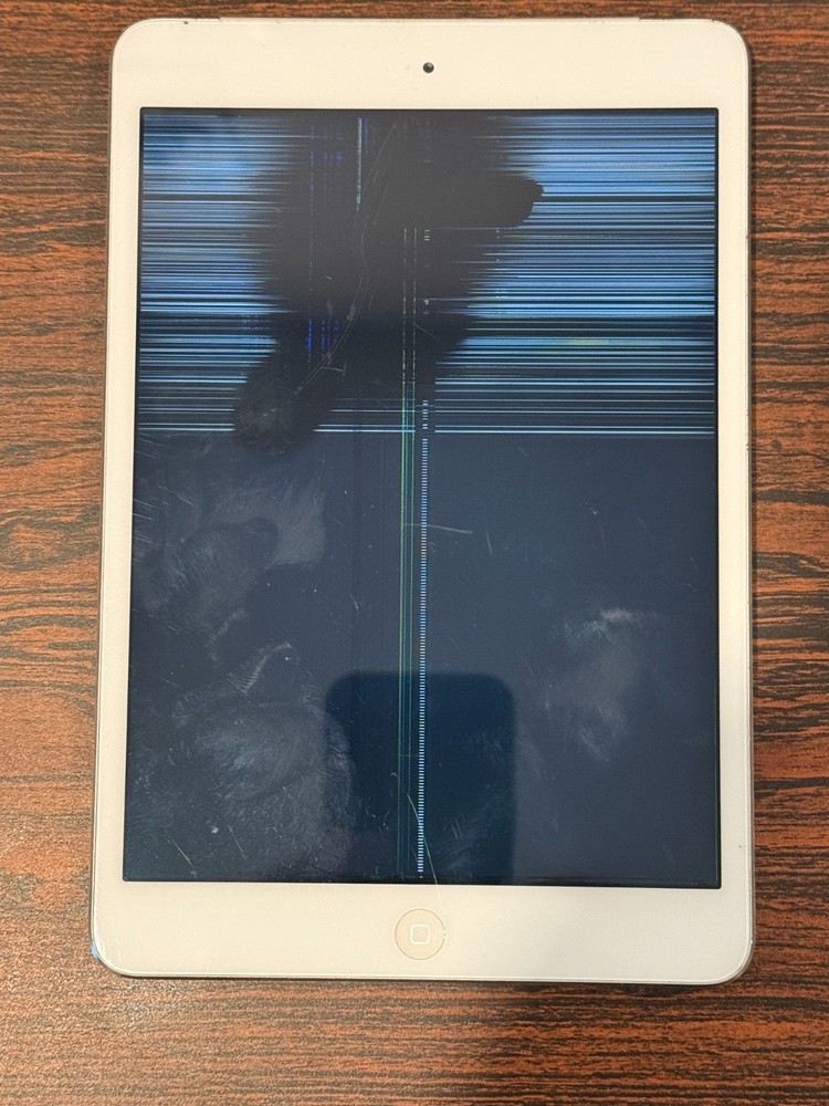 Apple iPad Mini 1st Gen A1432 16GB Wi-Fi White/Silver Cracked LCD FOR PARTS