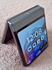 Motorola Razr 2024, 256GB, Gray XT2453-3, Unlocked, Black Dots